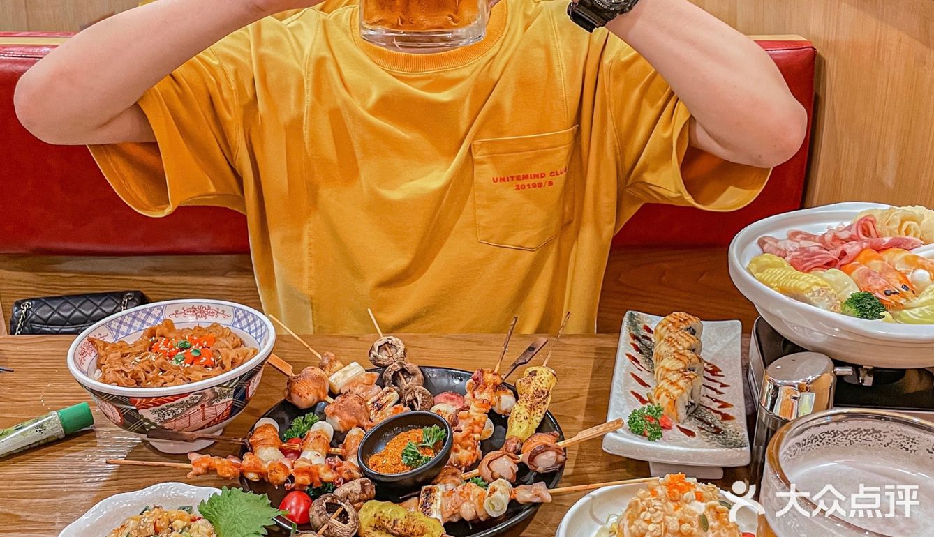 超大杯啤酒[啤酒]抓一大把烧鸟撸串，氛围感来了