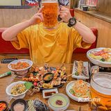 超大杯啤酒[啤酒]抓一大把烧鸟撸串，氛围感来了