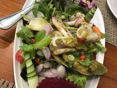 -Chom Cafe and Restaurant