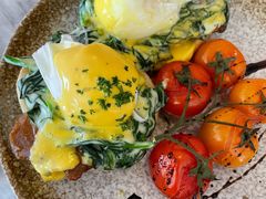班尼迪克蛋蜜汁叉烧肉早午餐-The Rug Cafe(王府中环店)