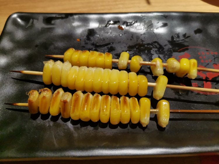 颗粒饱满的甜玉米,烧烤后香气十足,甜甜的很好吃.