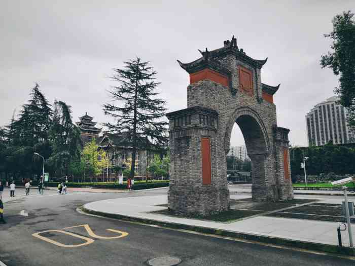 四川大学华西校区地处中国历史文化名城天府之国的成都市区校园环境