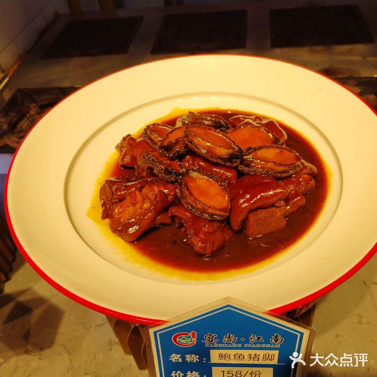 这家餐厅的环境真是令人赞叹！一进门就能感受到温馨的氛围