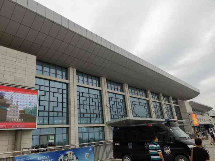 运城北站-"很大的一个火车站.广场是非常的大的,广场.