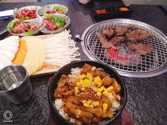 黑椒肥牛石锅饭-芝士牛炭火烤肉