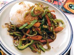 尖椒炒肉盖饭-蘑菇圈·云南野生菌菇炒饭·巷口食堂(悦荟店)