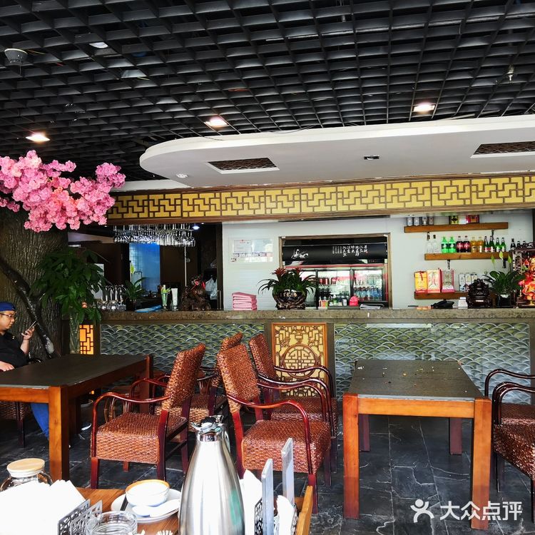 店面装修典雅、古朴，老板和服务员都很热情