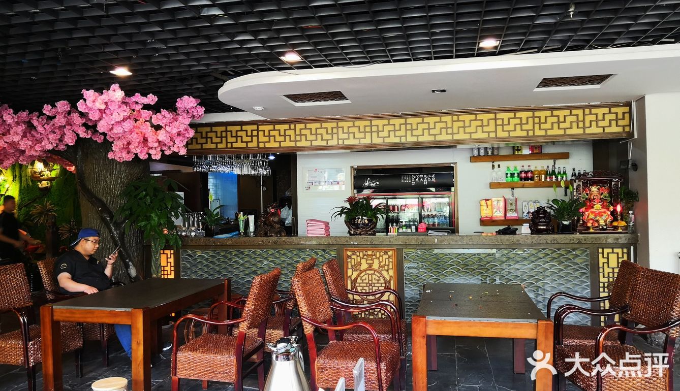店面装修典雅、古朴，老板和服务员都很热情
