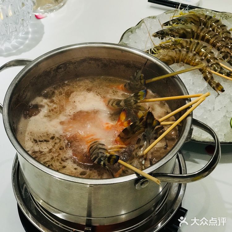 堂灼雪花牛肉牛肉纹理分明 涮几秒钟 就可以入口了
