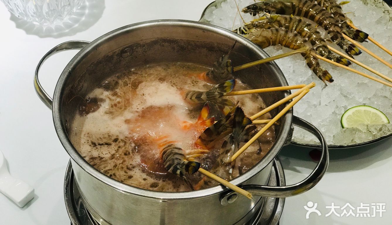 堂灼雪花牛肉牛肉纹理分明 涮几秒钟 就可以入口了