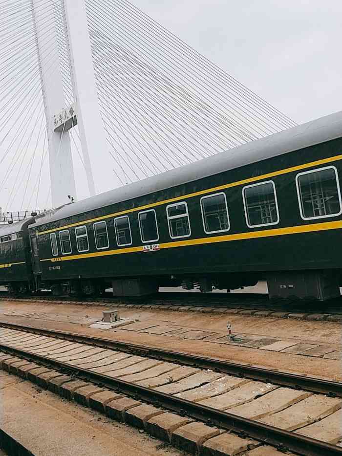 没想到发现了惊喜,已经很多年没有看到这么相对完整的原色25g列车了