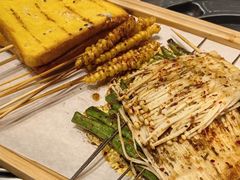 -山野的朋友露营炭火烤肉