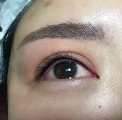 眉粉眉，内眼线刚刚操作完-LEYA皮肤管理