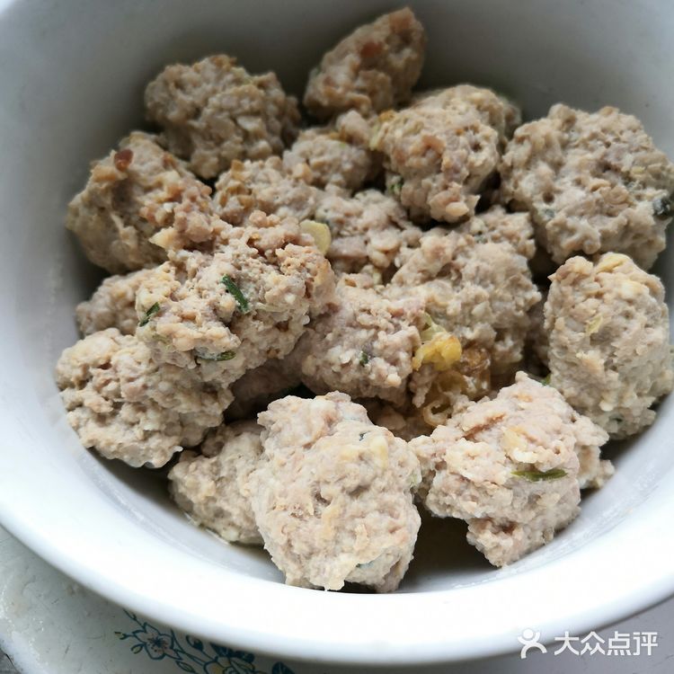 牛心菜搭配自制鲜肉小丸子，简单容易做