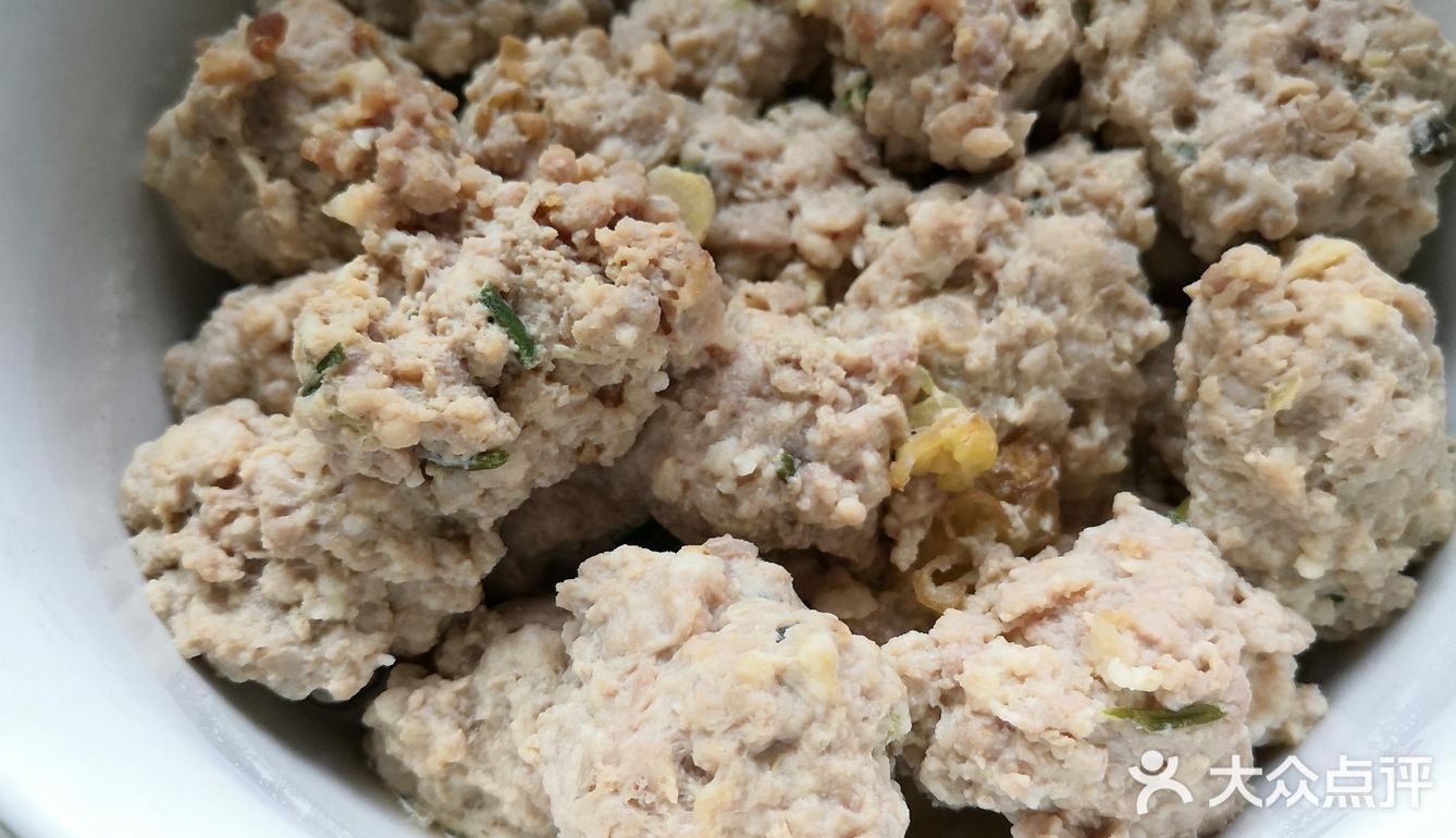 牛心菜搭配自制鲜肉小丸子，简单容易做