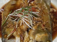 -帅巴人舅母子腊蹄民俗村