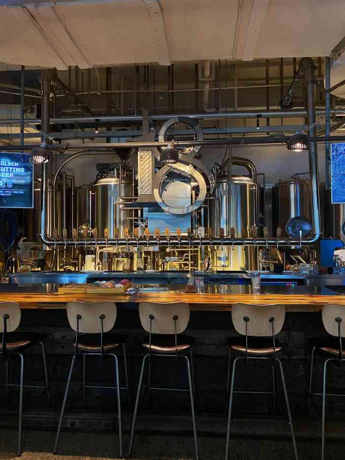 18号酒馆(绿地酿造店)-"周末的绿地缤纷城人流量不是很大,但这家店.