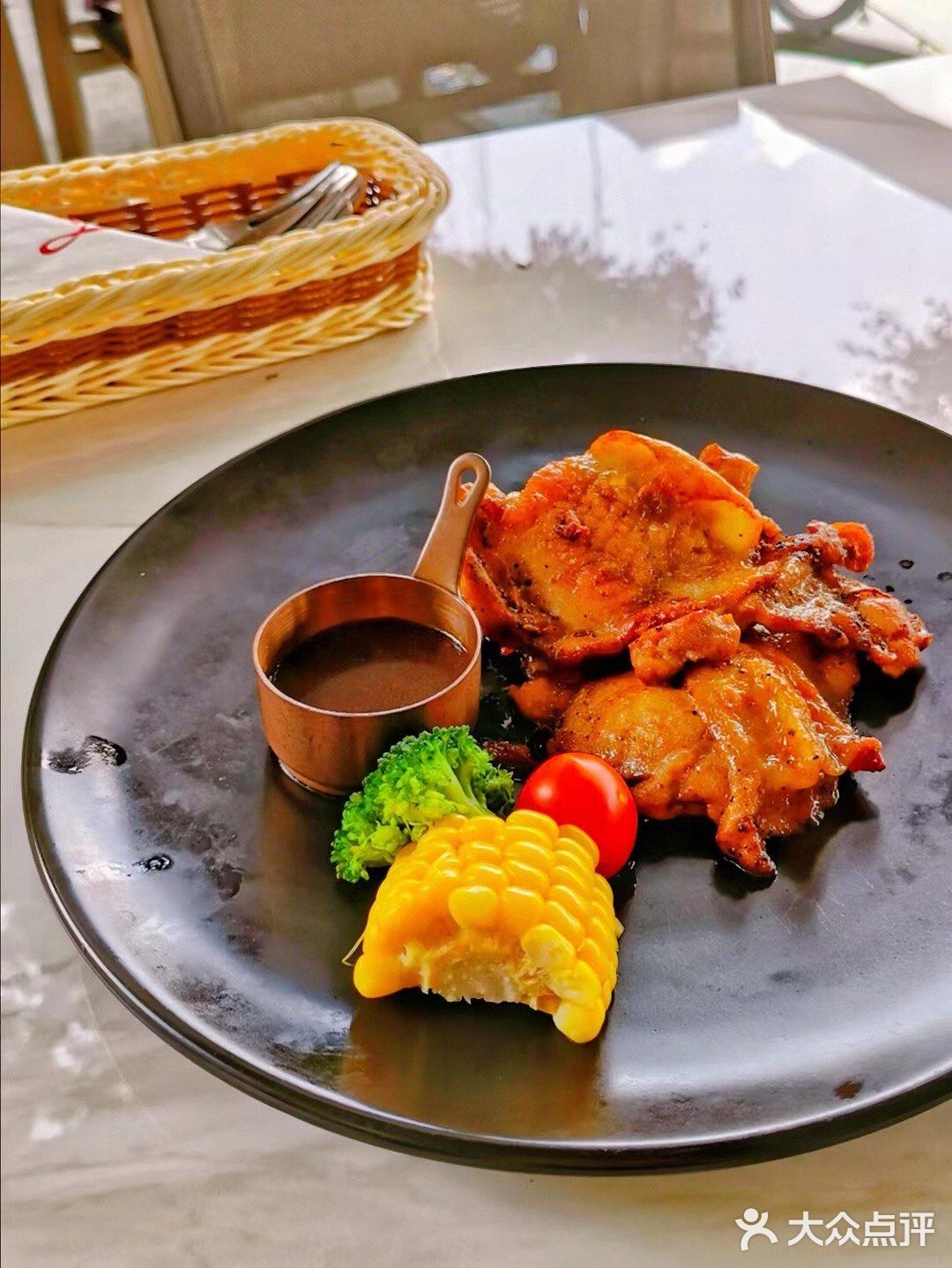 广州🈶️这么一处艺术欣赏与美食兼🉐️的湖畔胜地！