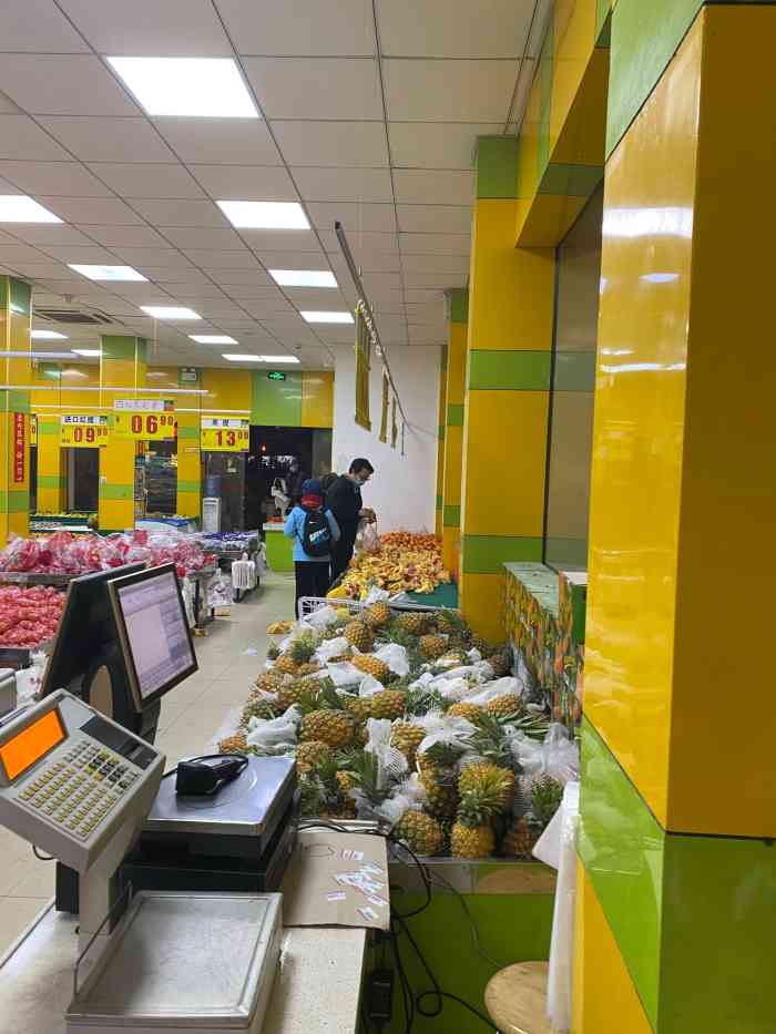 江丰水果大卖场(龙华西路店)-"去看展览的路上,公交车站下来就遇到了