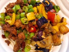 茄子肉丁小公鸡双拼面-乐三里屯面馆(阿那亚店)