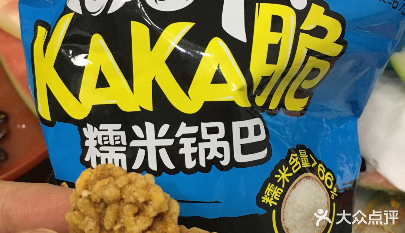 非要进去买点零食吃吃。营业员很热情