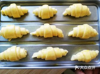 牛奶1盒,面粉250可,发酵粉