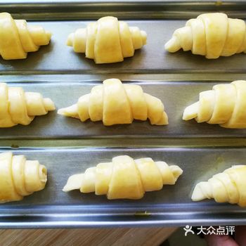 牛奶1盒,面粉250可,发酵粉