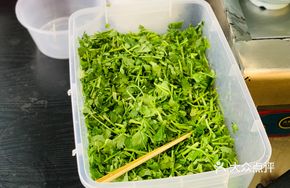 Coriander with Braised Pork