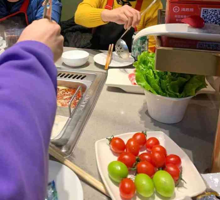 晚上跟朋友一起来海底捞吃饭一进门就有小哥哥小姐姐的热情服务然后把