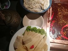 -老牌坊云南鱼豆花火锅(哈西万达店)