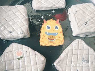 放入平底锅煎直至两面金黄即可