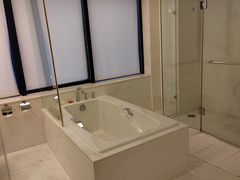 -深圳富苑皇冠假日套房酒店