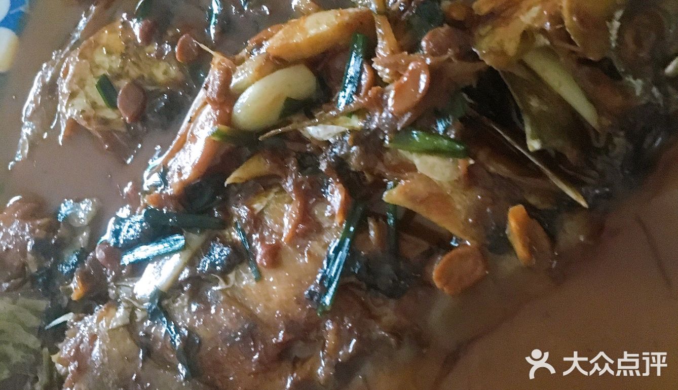 放入料酒生姜葱段，然后弄一勺豆瓣酱，放入水