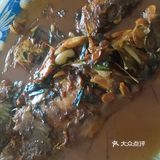 放入料酒生姜葱段，然后弄一勺豆瓣酱，放入水