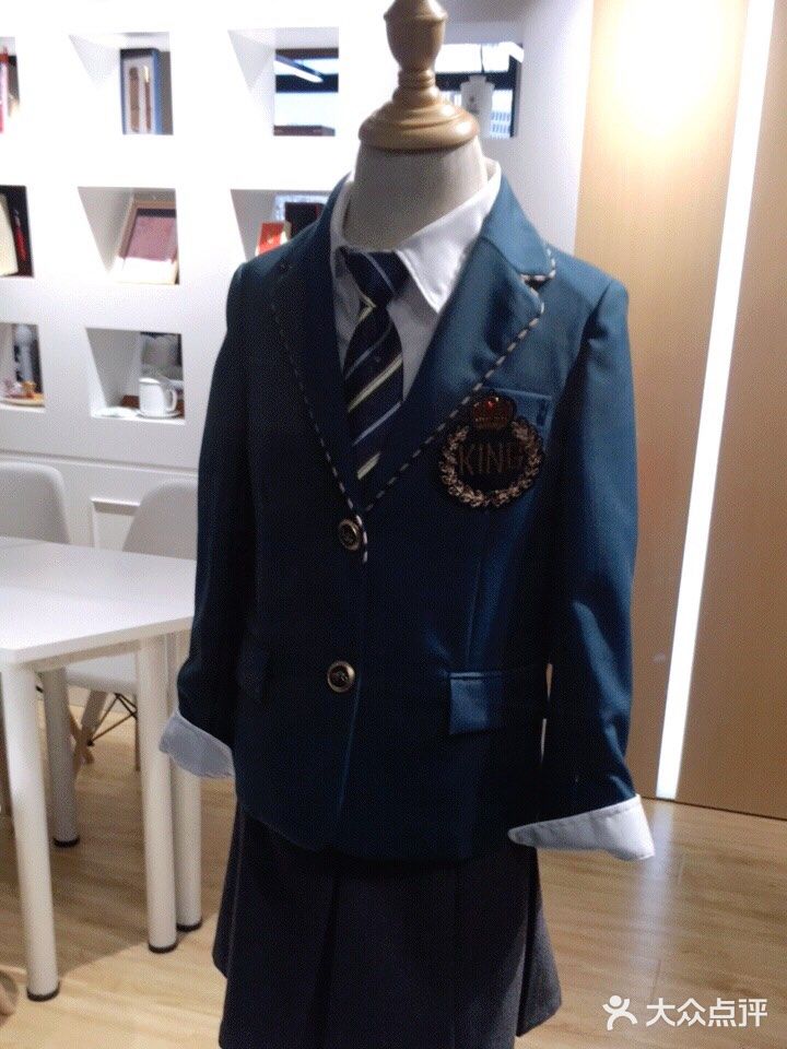 如果孩子肤色较亮，穿粉色，黄色，红色