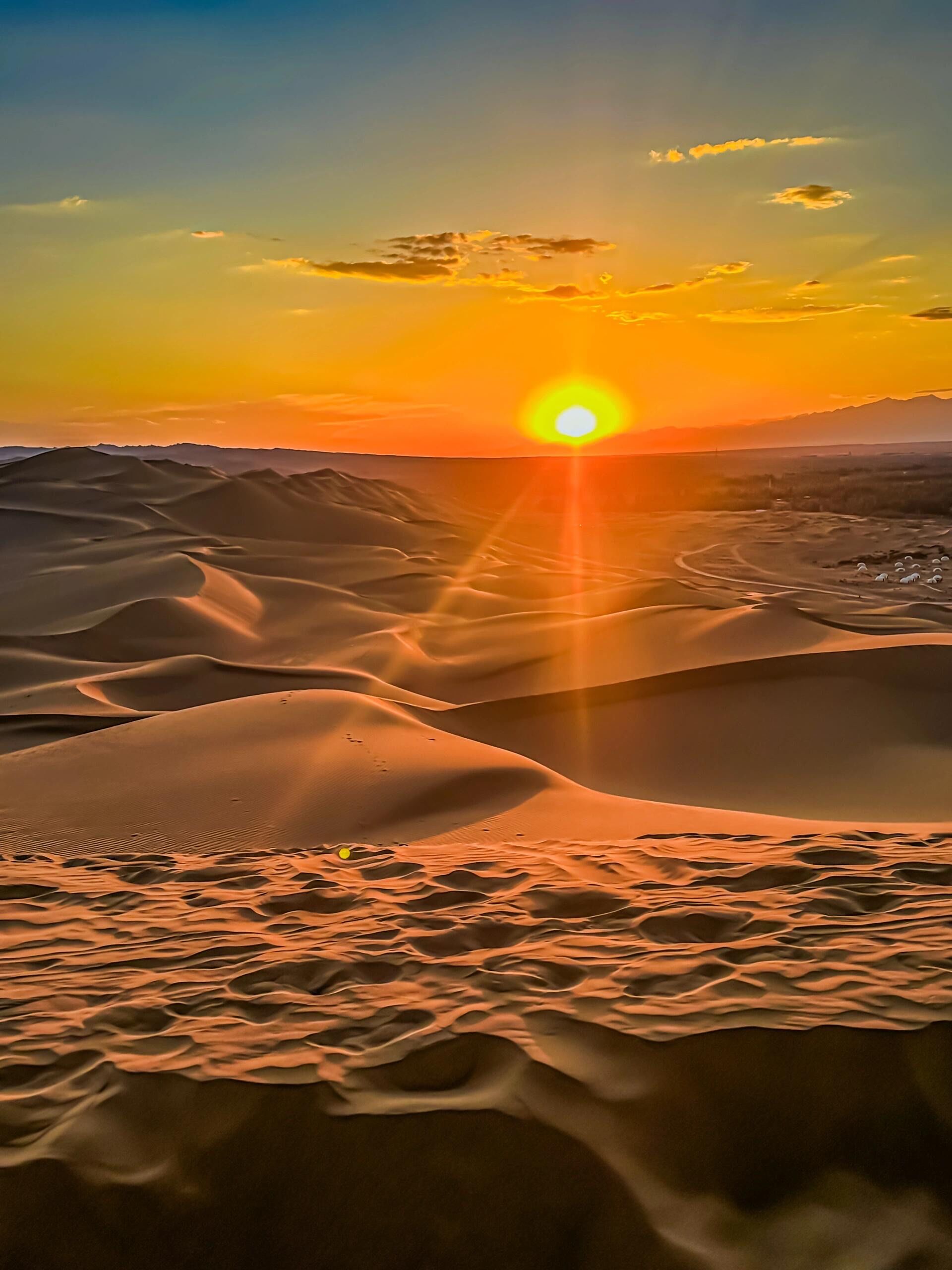 在库木塔格沙漠看一场日落