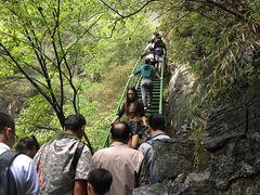 登山的路。多是这样的路。登山约一小时至两小时。-十渡东湖港风景区