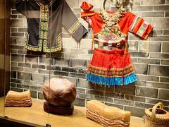 -帅巴人舅母子腊蹄民俗村