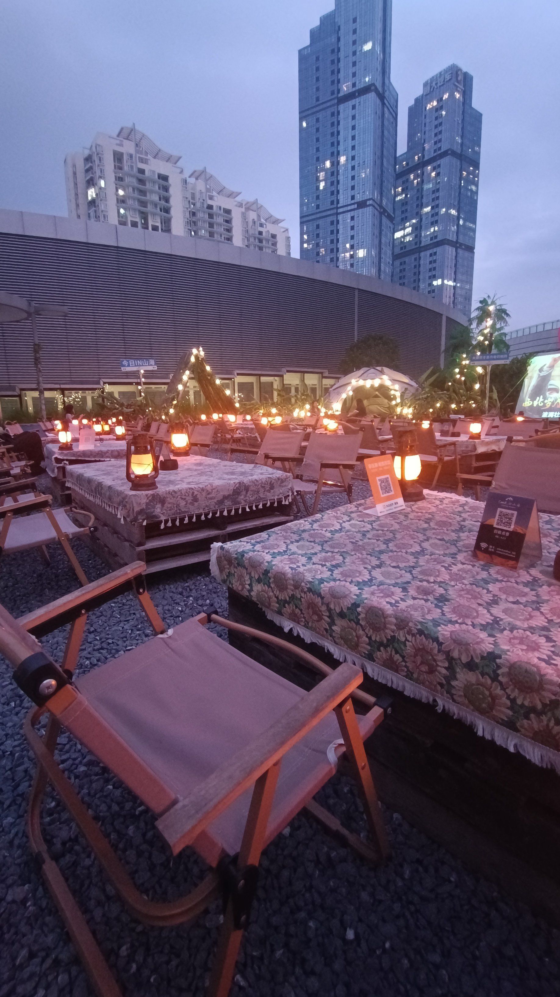 特色:商场的空中花园,商场电梯5楼一出来就能看
到,屋顶露营