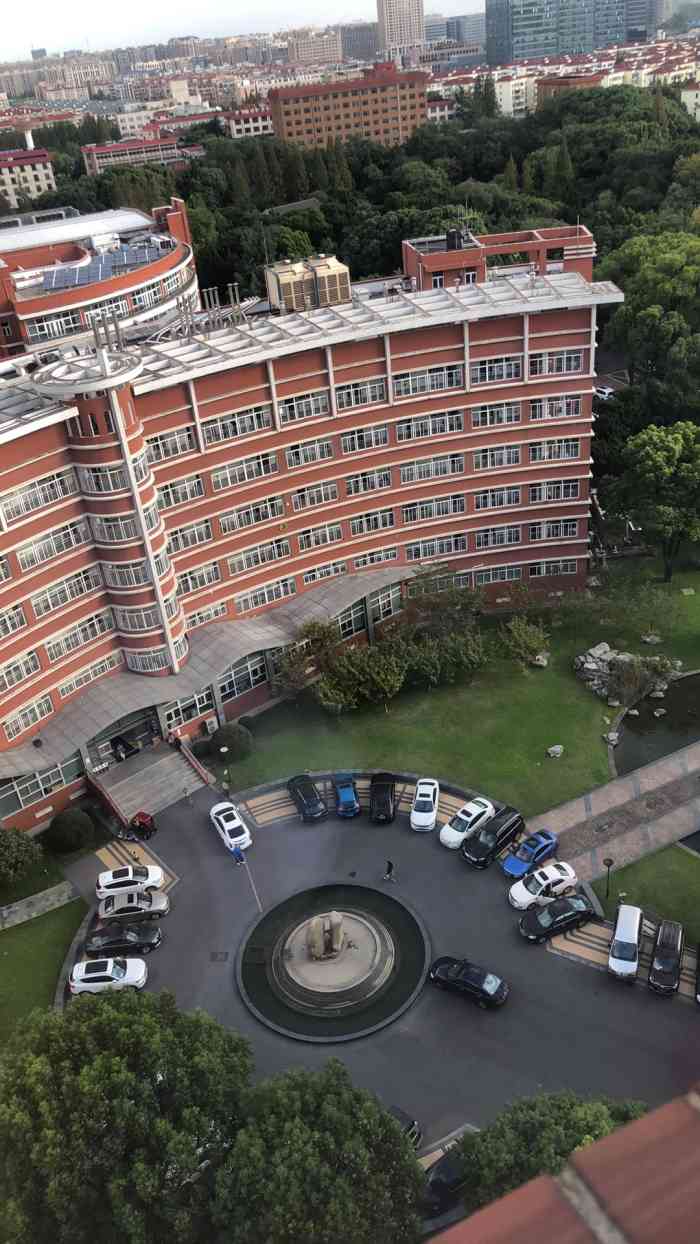 同济大学附属上海市肺科医院停车场-"和小伙伴们来附近吃饭,政民路上