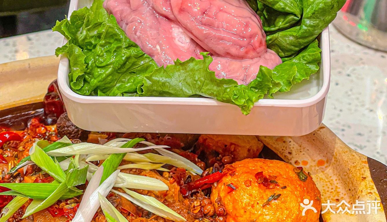 这朴实的牛杂煲肉都堆出来了…广州人这么能吃辣的吗⁉️  