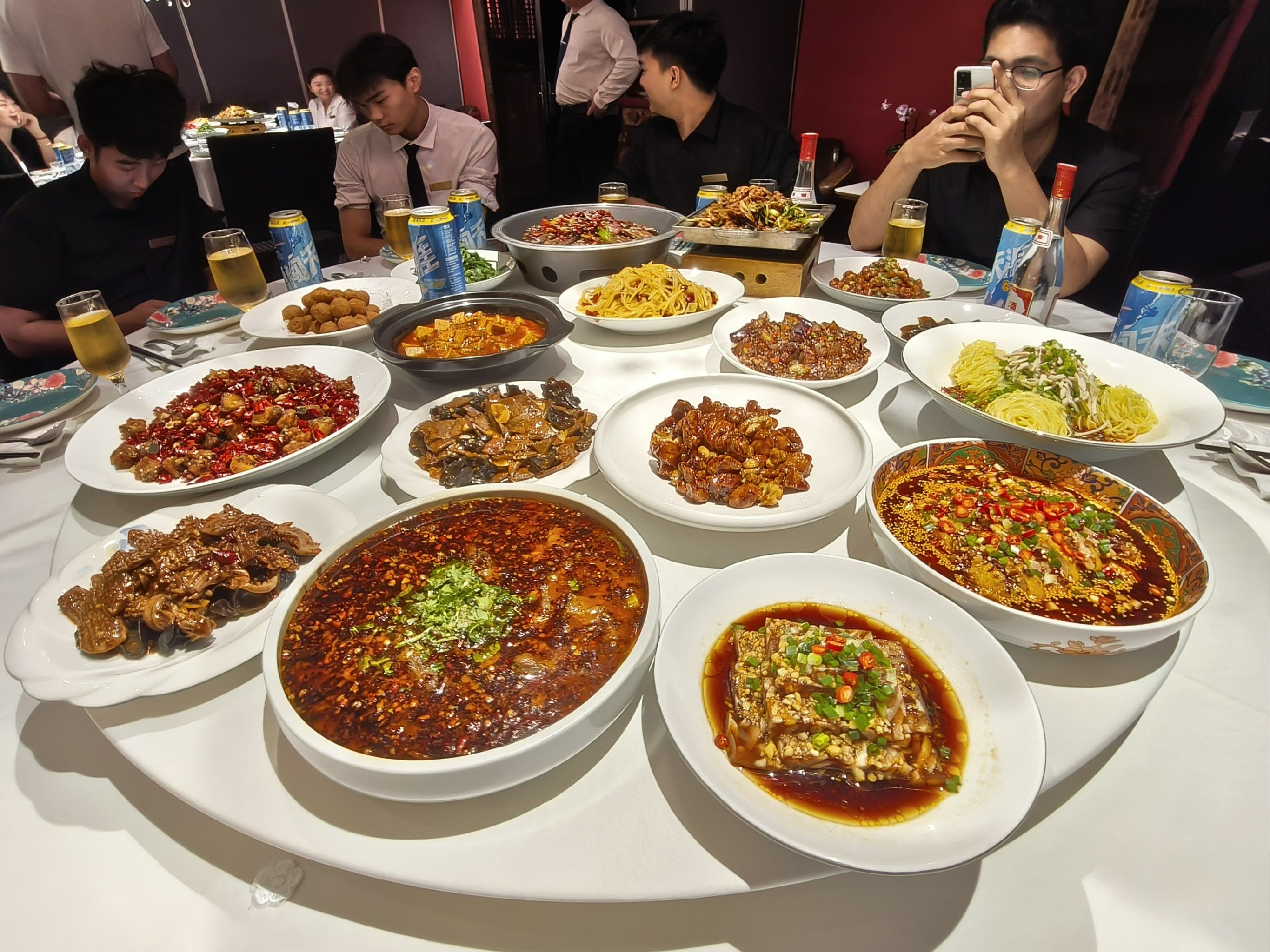 这顿川菜宴可谓是一场味蕾的盛宴.首先,麻