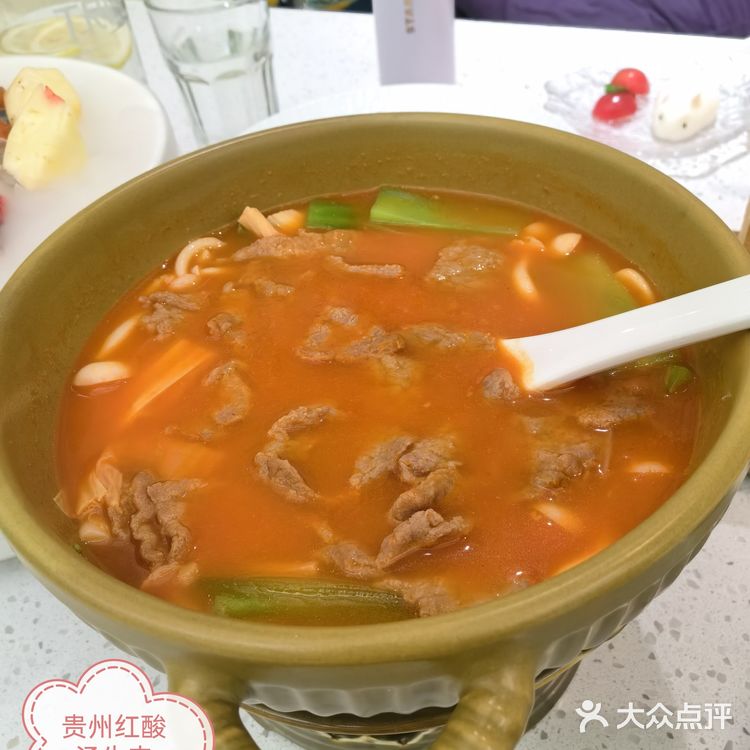 点了双人套餐，如果说吃饱，两人点一份套餐，就可以了