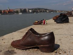 -多瑙河畔鞋履雕塑