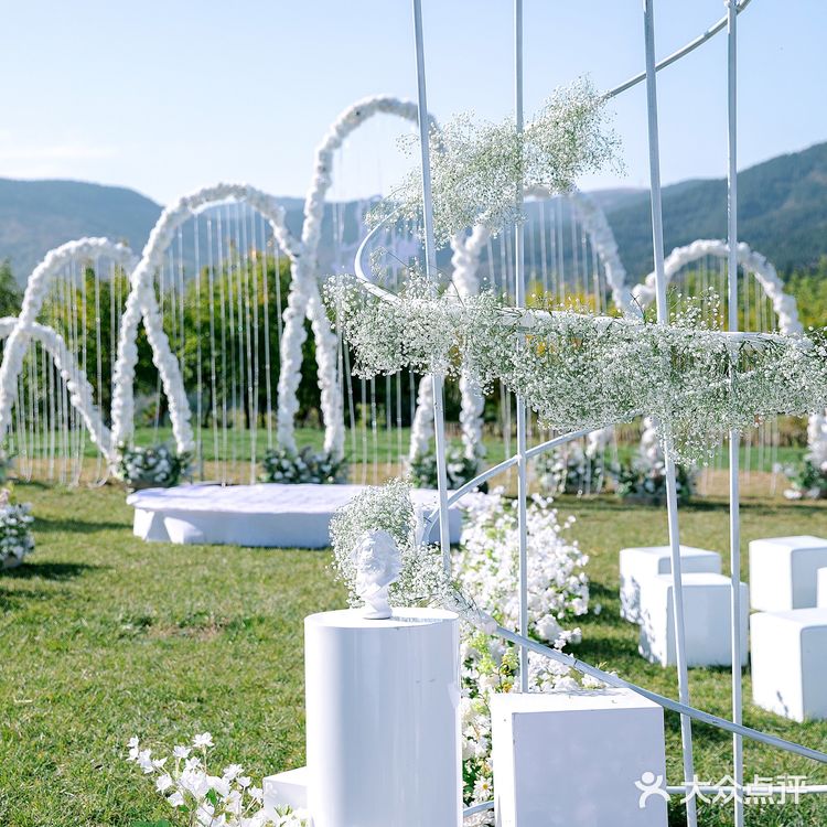 济南婚礼-蓝天白云青草地的婚礼现场