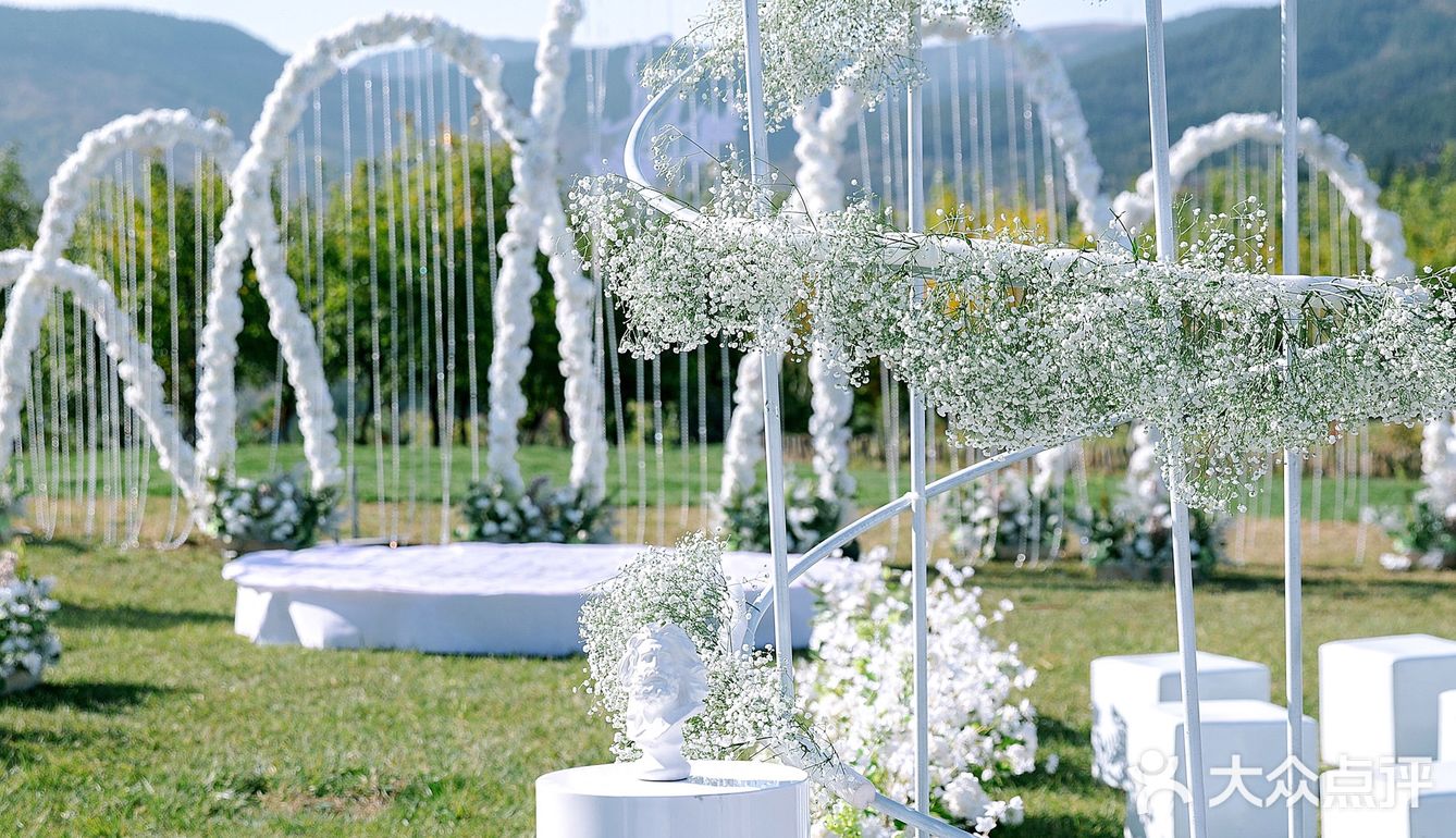 济南婚礼-蓝天白云青草地的婚礼现场