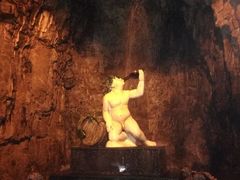 景点小酒神-青岛葡萄酒博物馆