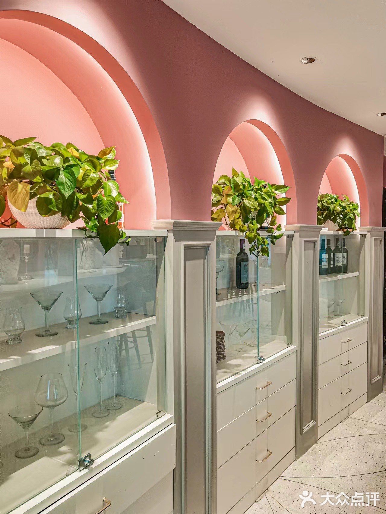 俯瞰瑰丽江景，品味精致美食🌈