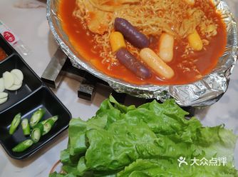 裹着五花肉蘸配的甜酱很惊艳