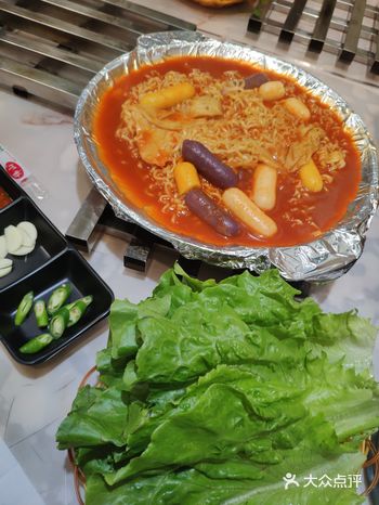 裹着五花肉蘸配的甜酱很惊艳